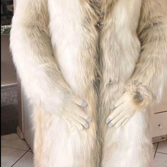 Donna Slayers Fabolous Furs - Picture 5 of 5
